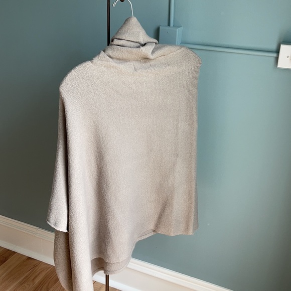 Poncho - Picture 3 of 4